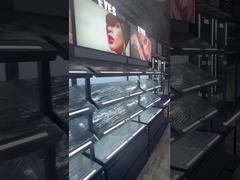 أرفف عرض مستحضرات التجميل المخصصة مع الشعار والتصميم